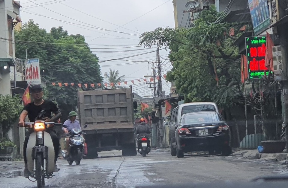 Ám ảnh những đoàn xe dấu hiệu chở quá tải chạy rầm rập trên quốc lộ - 6 Ám ảnh những đoàn xe dấu hiệu chở quá tải chạy rầm rập trên quốc lộ - 6