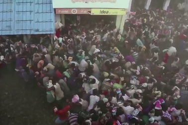 Người dân ném phân bò vào người nhau để cầu sức khỏe