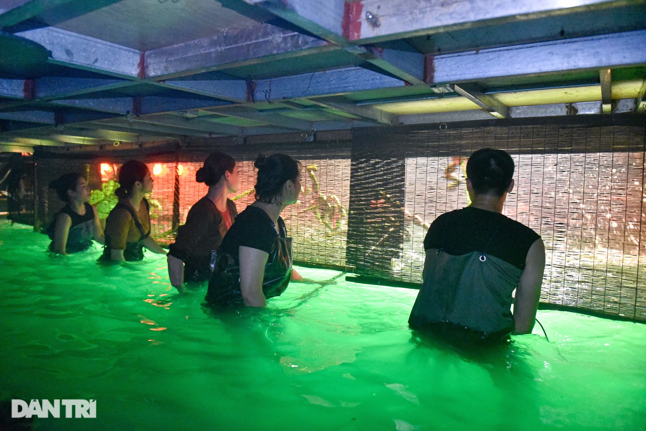 Tiết lộ về người phụ nữ 19 năm ngâm mình dưới nước, ẩn người trong bóng tối - 17 Tiết lộ về người phụ nữ 19 năm ngâm mình dưới nước, ẩn người trong bóng tối - 17
