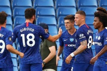 Gục ngã trước Chelsea, Man City dâng ngôi vô địch cho Liverpool