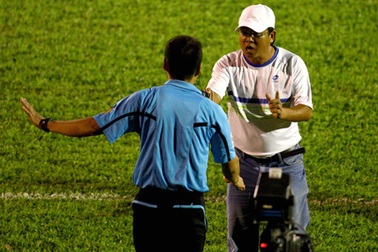 HLV đội HV.An Giang bức xúc với trọng tài