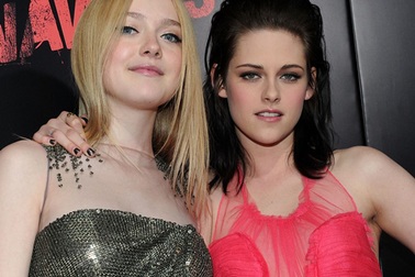 Hai kiều nữ xinh đẹp sánh vai dự công chiếu phim