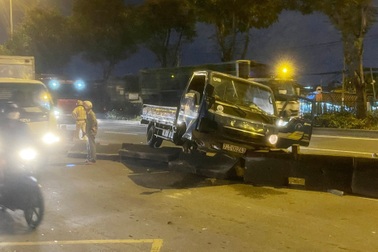 Va chạm ô tô khách, xe tải gãy văng trục bánh trước ở TPHCM