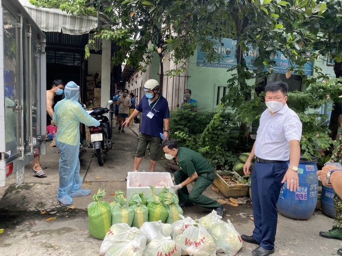 Không kể ngày đêm, bộ đội đến từng nhà phát lương thực cho người dân - Ảnh 1.