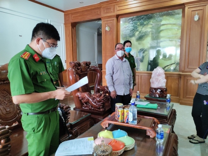 Cơ quan Cảnh sát điều tra Công an tỉnh đọc lệnh khám xét tại nơi ở của ông Đặng Thanh Minh, nguyên Chủ tịch huyện Xuyên Mộc.