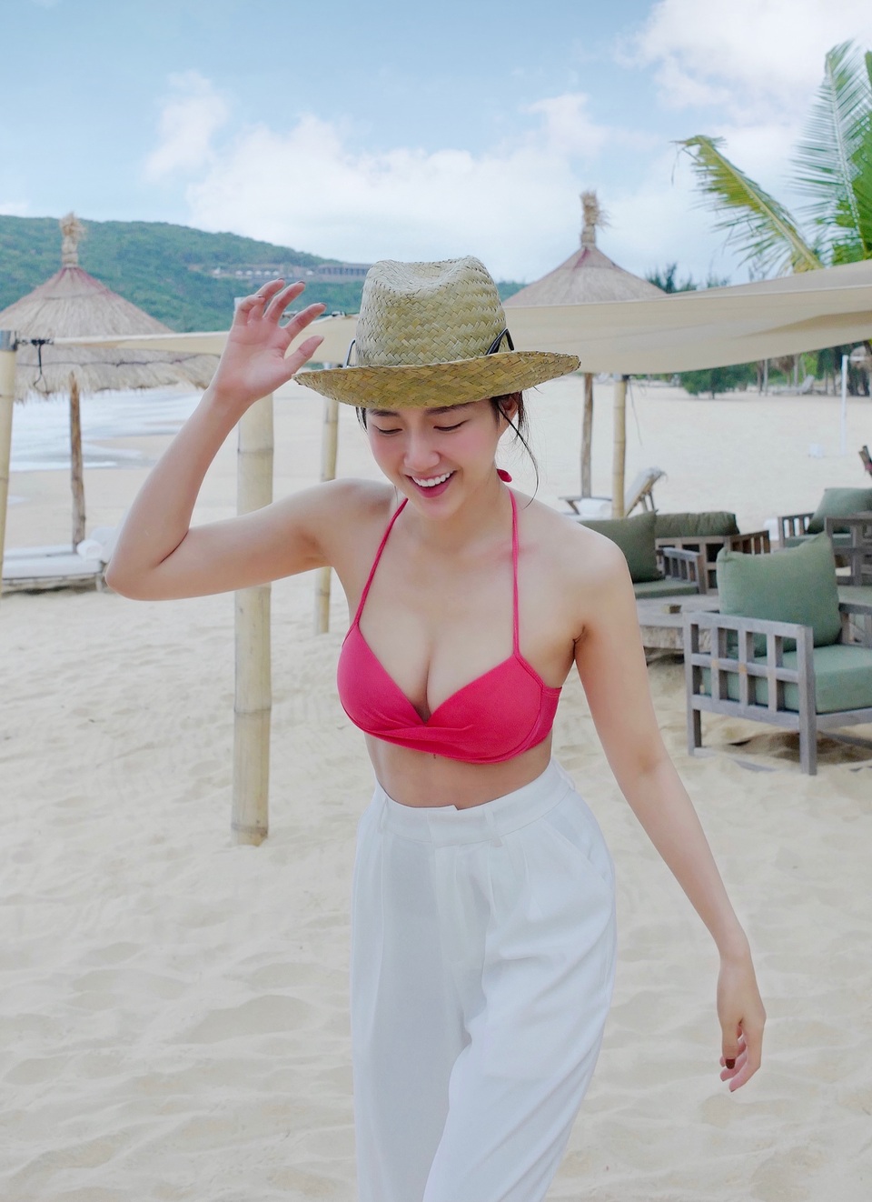 Nghỉ lễ, hot girl Reuters tung ảnh bikini nóng bỏng khiến fans xuýt xoa - 2 Nghỉ lễ, hot girl Reuters tung ảnh bikini nóng bỏng khiến fans xuýt xoa - 2