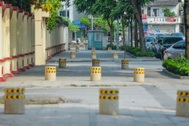 Hà Nội: Lắp hàng loạt trụ đá trên vỉa hè để ngăn chặn ô tô dừng, đỗ