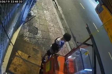 Bé trai giấu điện thoại giúp chủ tiệm bánh tiêu ở TPHCM gây sốt mạng