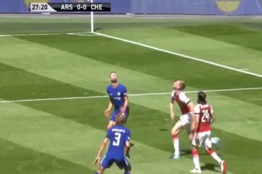 Cú va chạm dẫn tới chấn thương của Mertesacker