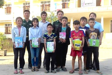 Chiến sĩ biên phòng Châu Khê vận động học sinh bỏ học trở lại trường