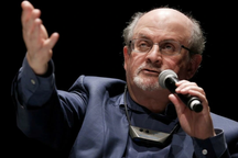 Chấn động: Nhà văn nổi tiếng Salman Rushdie bị chém nguy kịch trên sân khấu