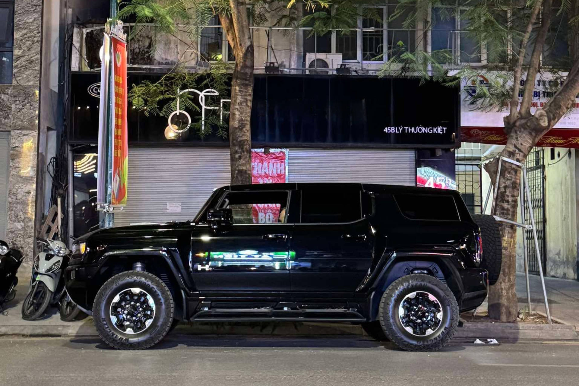 Siêu SUV điện Hummer EV xuất hiện tại Hà Nội, khỏe hơn xe đầu kéo 500 tấn - 2 Siêu SUV điện Hummer EV xuất hiện tại Hà Nội, khỏe hơn xe đầu kéo 500 tấn - 2