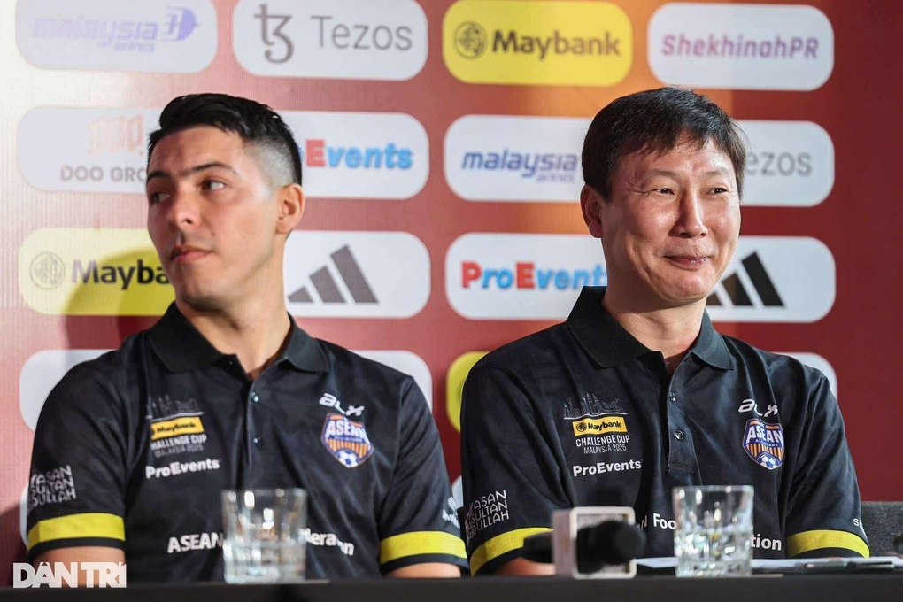 แมนยู - สตาร์เอเชียตะวันออกเฉียงใต้: ไห่หลง อยู่ในรายชื่อตัวจริง - 2 Man Utd - Ngôi sao Đông Nam Á: Hai Long đá chính - 2