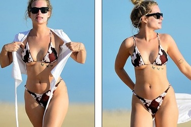 Lottie Moss gợi cảm khoe dáng với áo tắm