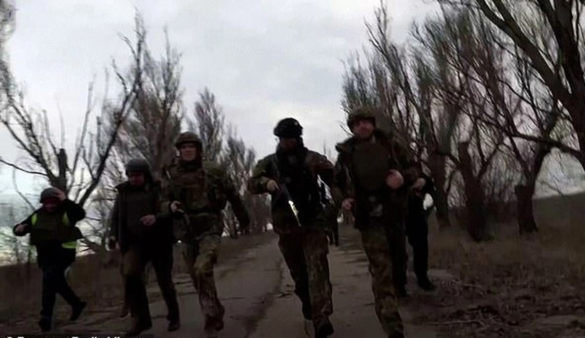 Bộ trưởng Ukraine thị sát tiền tuyến, bị dội đạn cối chỉ cách 300 m - 1 Bộ trưởng Ukraine thị sát tiền tuyến, bị dội đạn cối chỉ cách 300 m - 1
