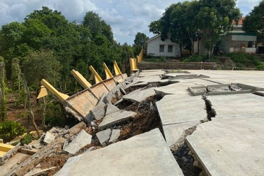 Vụ tường bao trường học tiền tỷ đổ sập: Do mưa to, gió mạnh?