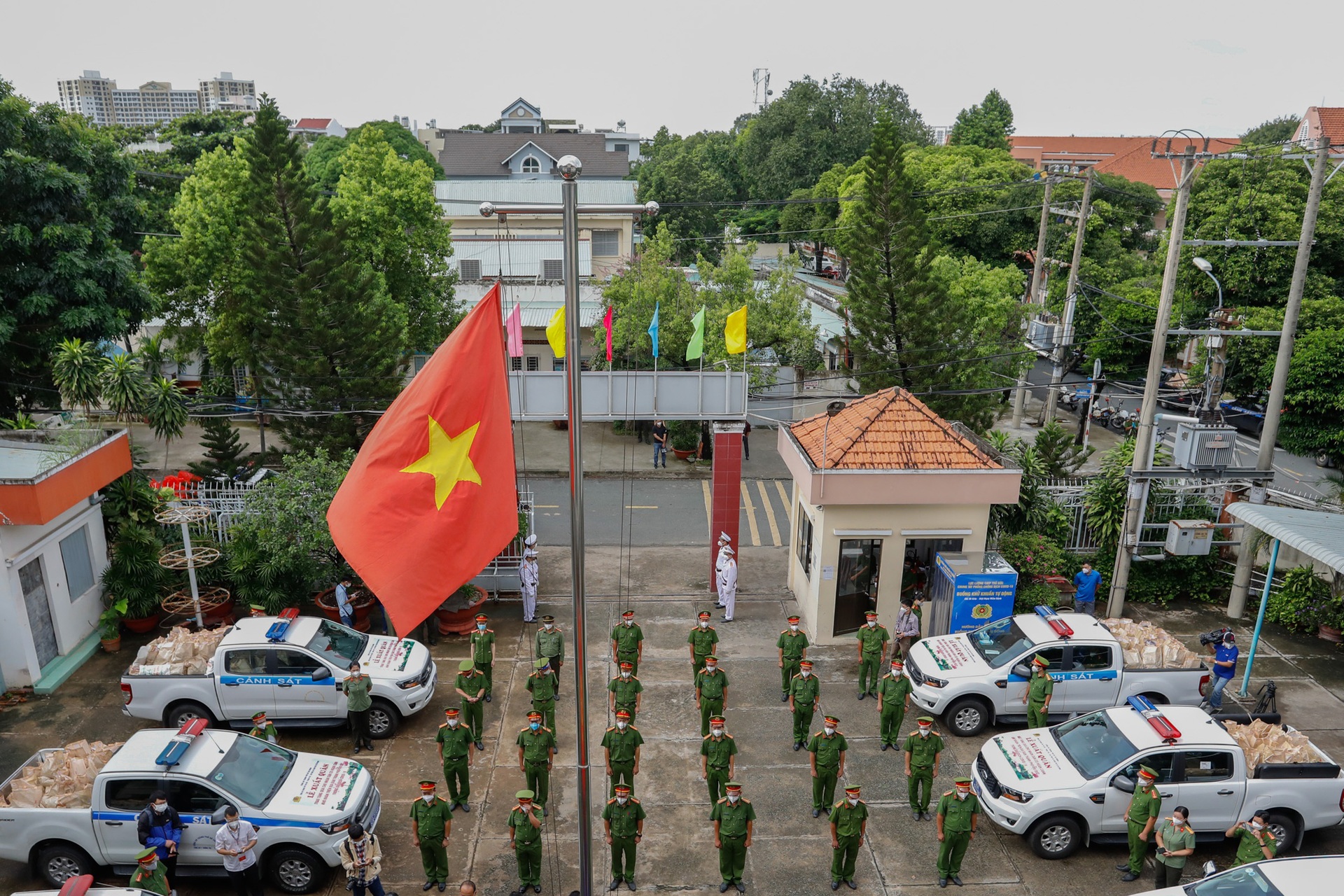 Công an TPHCM trao 6.500 phần quà cho người dân vùng dịch - 1 Công an TPHCM trao 6.500 phần quà cho người dân vùng dịch - 1