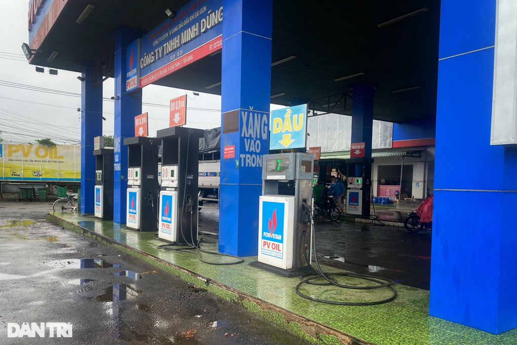 Nhiều cây xăng ở miền Tây bán nhỏ giọt, không có nhân viên phục vụ - 2 Nhiều cây xăng ở miền Tây bán nhỏ giọt, không có nhân viên phục vụ - 2