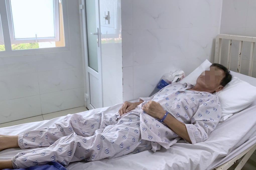 Bệnh viện ở TPHCM phải kê thêm nhiều băng ca vì bệnh nhân hô hấp gia tăng - 3