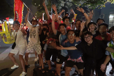 Hàng vạn người dân TPHCM xuống đường ăn mừng chiến thắng của tuyển Việt Nam