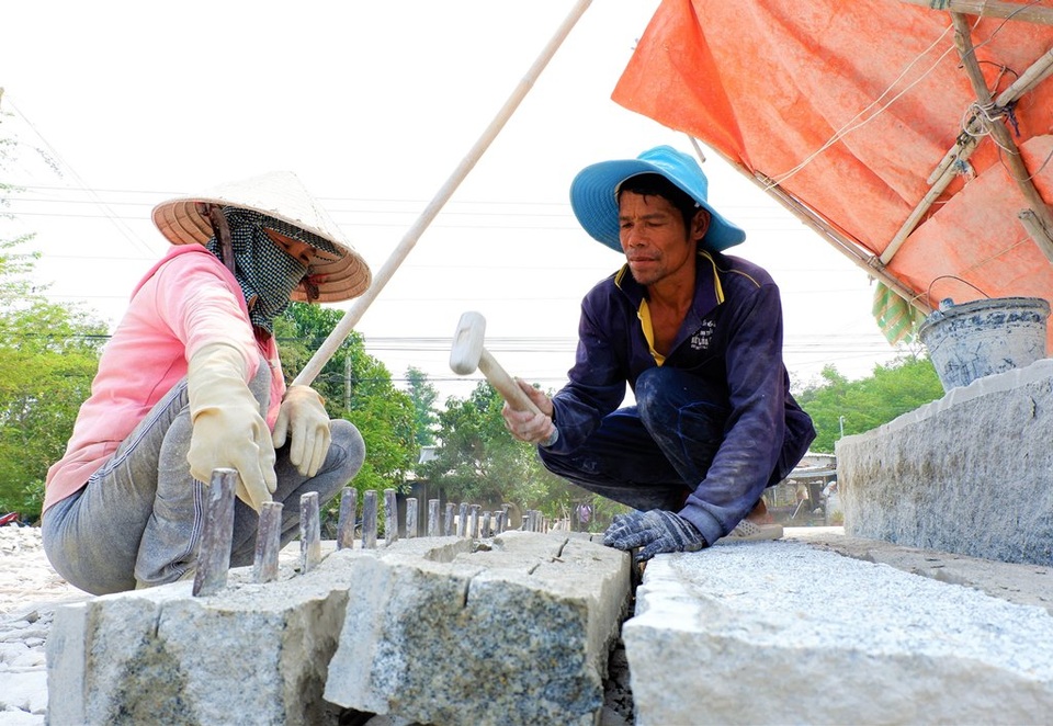 Nghề chẻ đá, mồ hôi chan cơm - 2 Nghề chẻ đá, mồ hôi chan cơm - 2