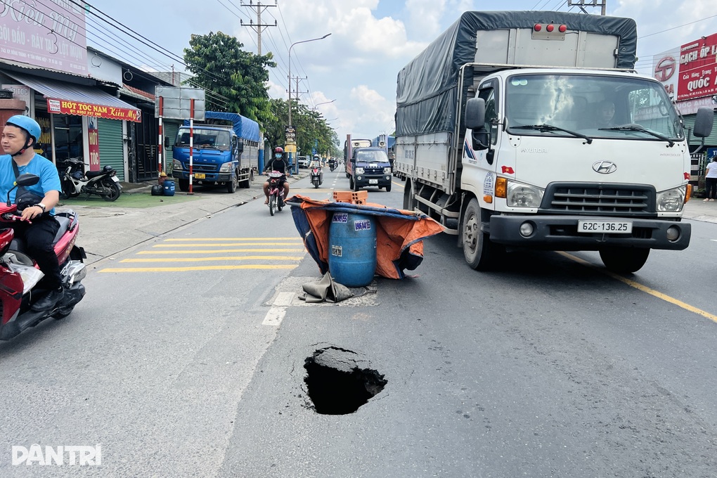 “Hố tử thần” sâu 2,5m xuất hiện giữa đường ở TPHCM - 2