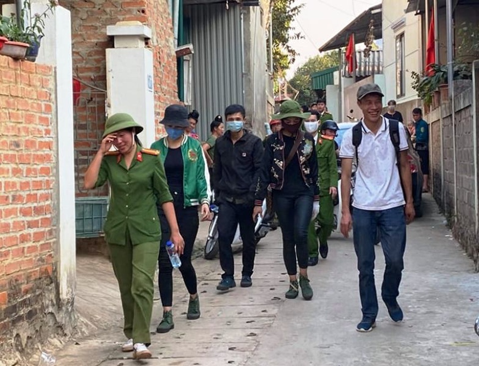 Giải cứu 4 người đi tìm vàng mắc kẹt trong hang đá - 3 Giải cứu 4 người đi tìm vàng mắc kẹt trong hang đá - 3