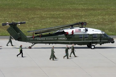 Phi đội Mỹ kiểm tra "siêu trực thăng" chở Tổng thống tại Nội Bài