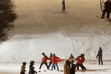 Căng bạt bên dưới giải cứu cô gái bị treo lủng lẳng trên một tuyến cáp treo