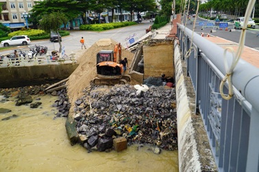 Cây cầu quan trọng bậc nhất Nha Trang bị xói lở nghiêm trọng