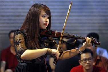 Sân khấu kỳ lạ tại chốn chơi đêm của giới trẻ Hà thành