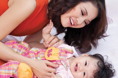 Hoa hậu Trần Thị Quỳnh đẹp hơn khi làm mẹ