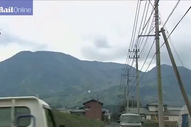 Núi lửa Nhật Bản phun trào dữ dội, khói bụi bốc cao 11.000m