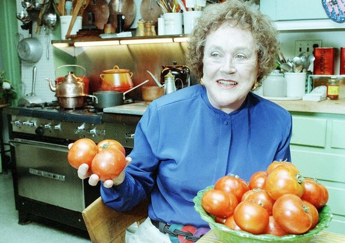 Julia Child: Bà nội trợ trở thành nữ hoàng ẩm thực thế giới bằng niềm đam mê mãnh liệt khiến đấng mày râu cũng phải nể phục - Ảnh 1.