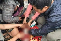 Cán bộ y tế cùng người dân giúp sản phụ sinh con ngay bên lề đường