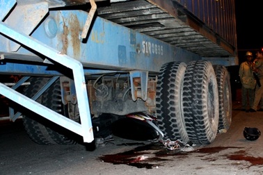 Hai phụ nữ bị xe container kéo lê gần 50m dưới gầm