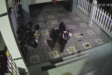 Bé M. bị cuốn vào cửa cuốn.