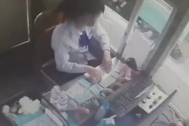 Trốn vé trạm thu phí bất thành, tài xế còn hành hung nhân viên bán vé