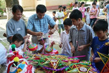 Niềm vui trung thu cho trẻ mồ côi 