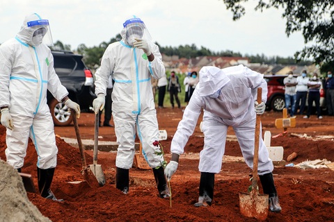 Covid-19 bùng phát mạnh, thế giới đối mặt "quyết định sống chết"