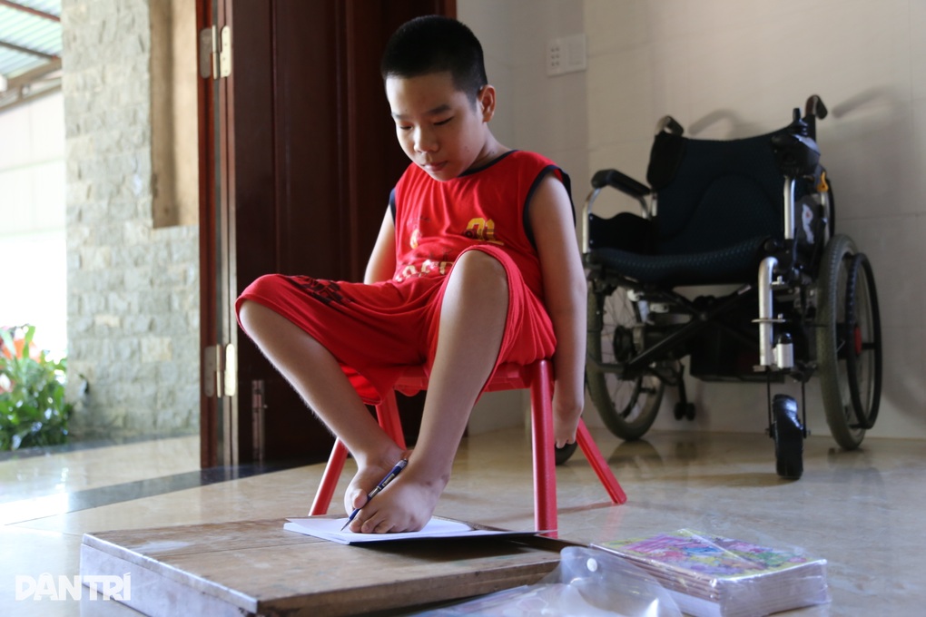 Tiểu Nguyễn Ngọc Ký viết chữ bằng chân, nuôi ước mơ làm bác sĩ - 3 Tiểu Nguyễn Ngọc Ký viết chữ bằng chân, nuôi ước mơ làm bác sĩ - 3