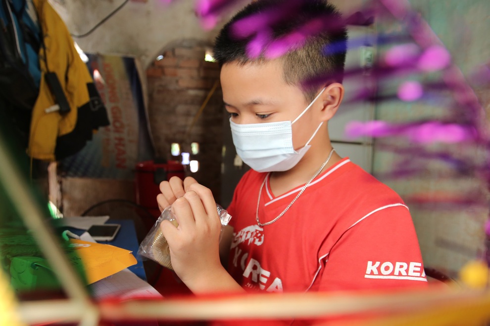 Thanh niên Hà Nội tự tay làm bánh Trung thu tặng trẻ em nghèo - 5