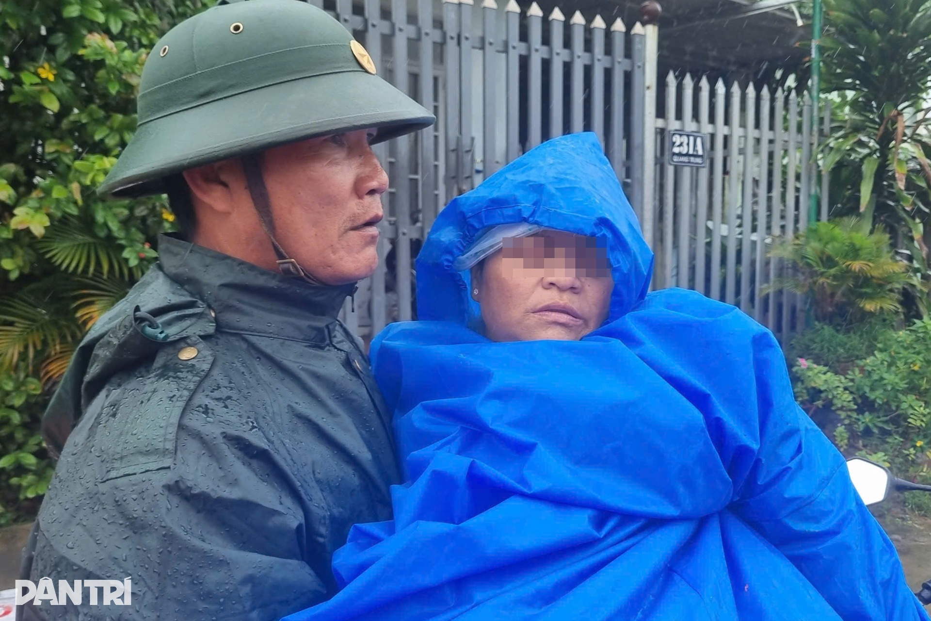 Bộ đội vượt lũ cứu người phụ nữ suy kiệt vì 4 ngày chưa được chạy thận - 6 Bộ đội vượt lũ cứu người phụ nữ suy kiệt vì 4 ngày chưa được chạy thận - 6