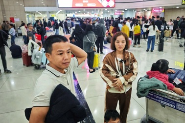 Phờ phạc bay đêm về quê ăn Tết