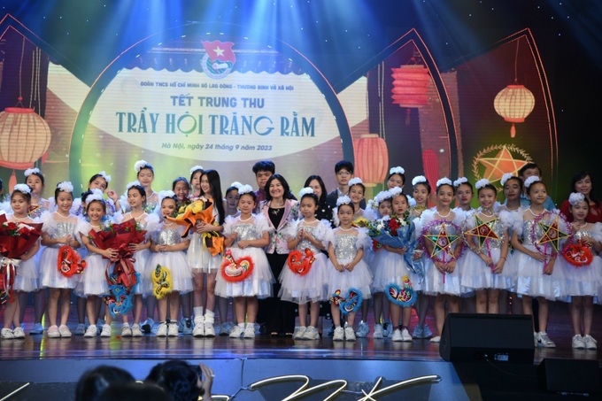 Thứ trưởng Nguyễn Thị Hà tặng quà và chụp ảnh lưu niệm cùng các bạn nhỏ biểu diễn tại chương trình Tết Trung thu “Trẩy hội trăng rằm”.