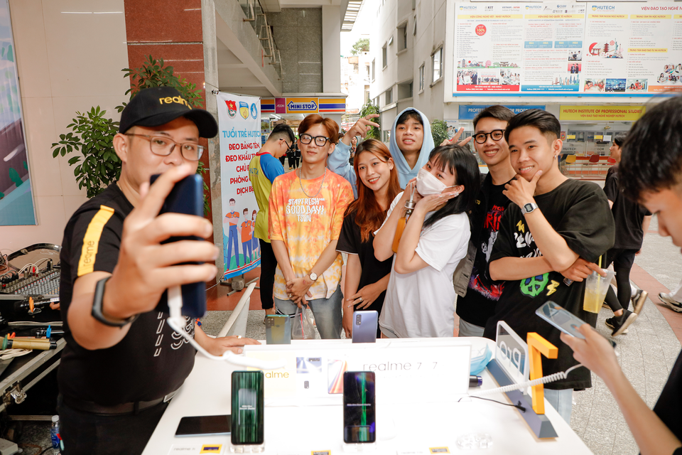Realme “bùng cháy” cùng gần 3.000 tân sinh viên HUTECH và Văn Lang - 5 Realme “bùng cháy” cùng gần 3.000 tân sinh viên HUTECH và Văn Lang - 5