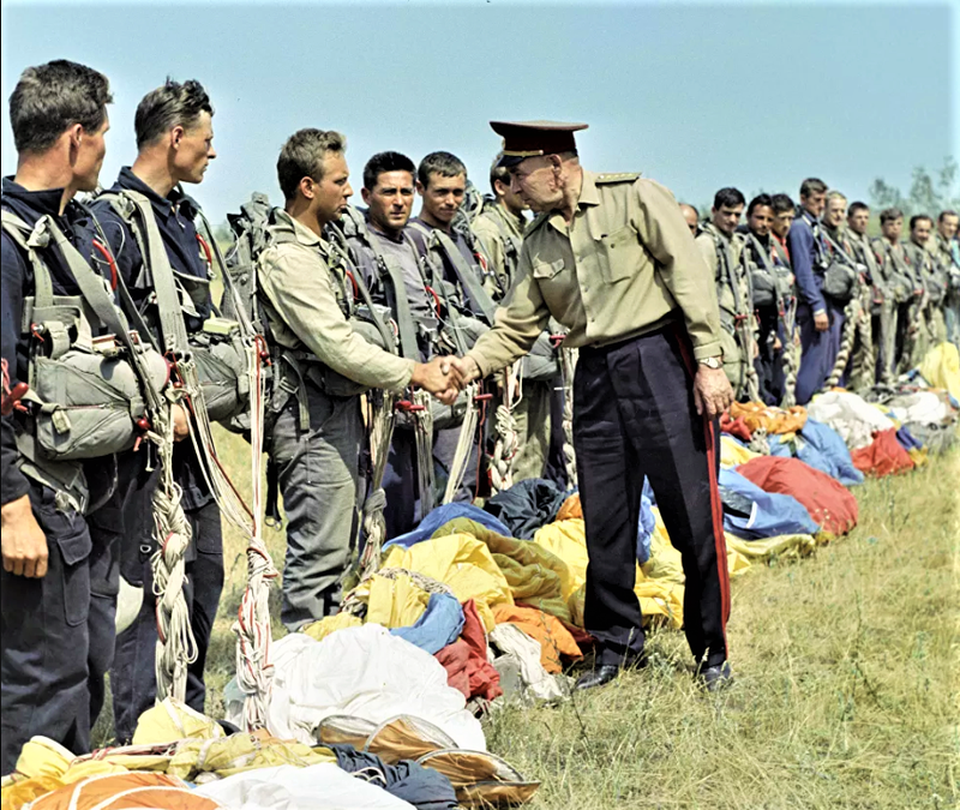 “Cha đẻ” lính dù Liên Xô giải giáp 3 sư đoàn Đức không tốn 1 viên đạn - 3 “Cha đẻ” lính dù Liên Xô giải giáp 3 sư đoàn Đức không tốn 1 viên đạn - 3