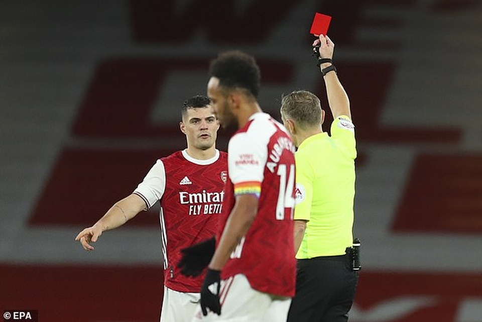 Bi kịch của Arsenal: Nhận thẻ đỏ nhiều hơn bàn thắng ghi được - 3 Bi kịch của Arsenal: Nhận thẻ đỏ nhiều hơn bàn thắng ghi được - 3