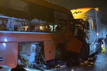 Xe đầu kéo va chạm với xe khách, 2 người tử vong, 17 người bị thương