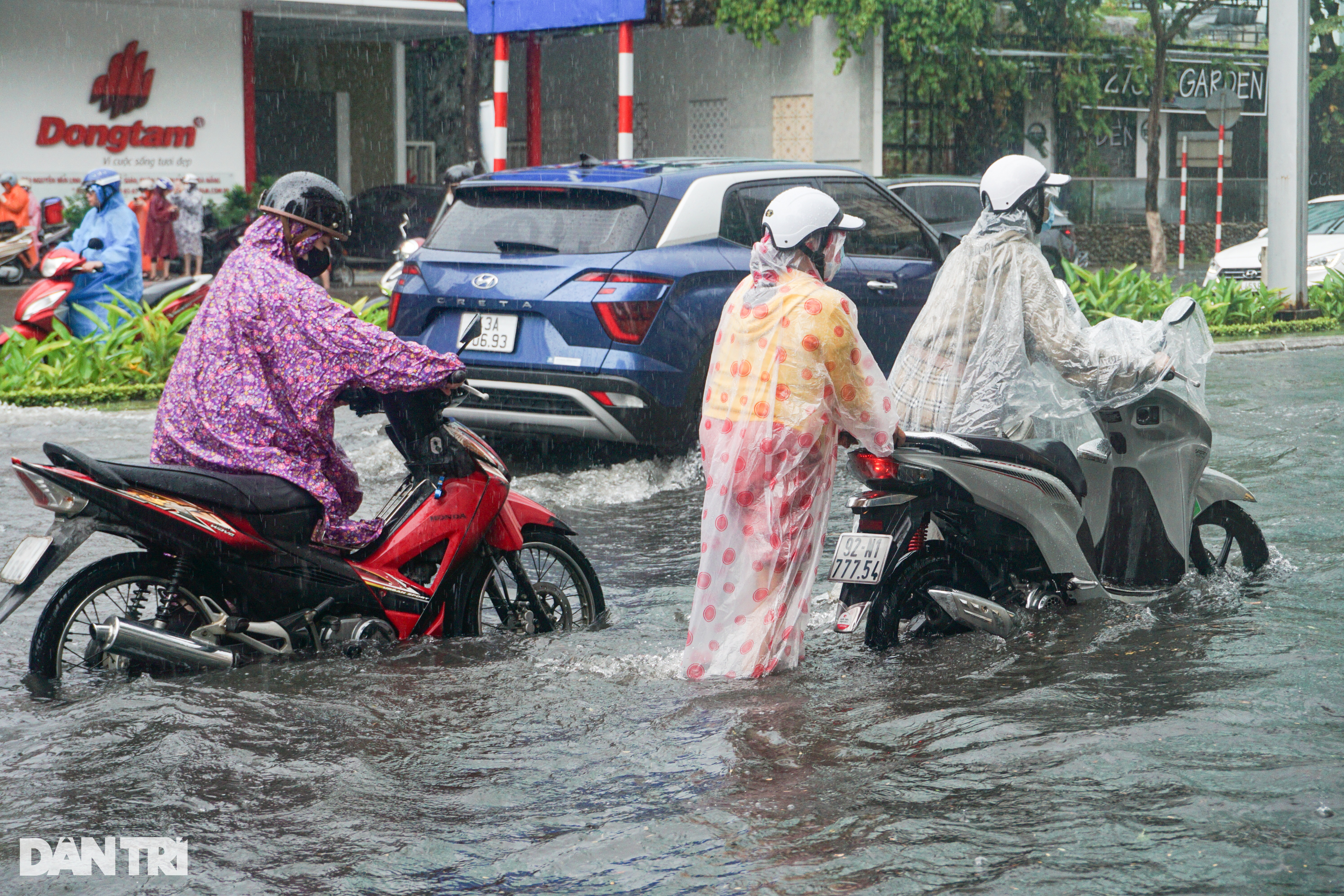 Đà Nẵng mưa xối xả, đường phố lênh láng nước, xe chết máy hàng loạt - 7
